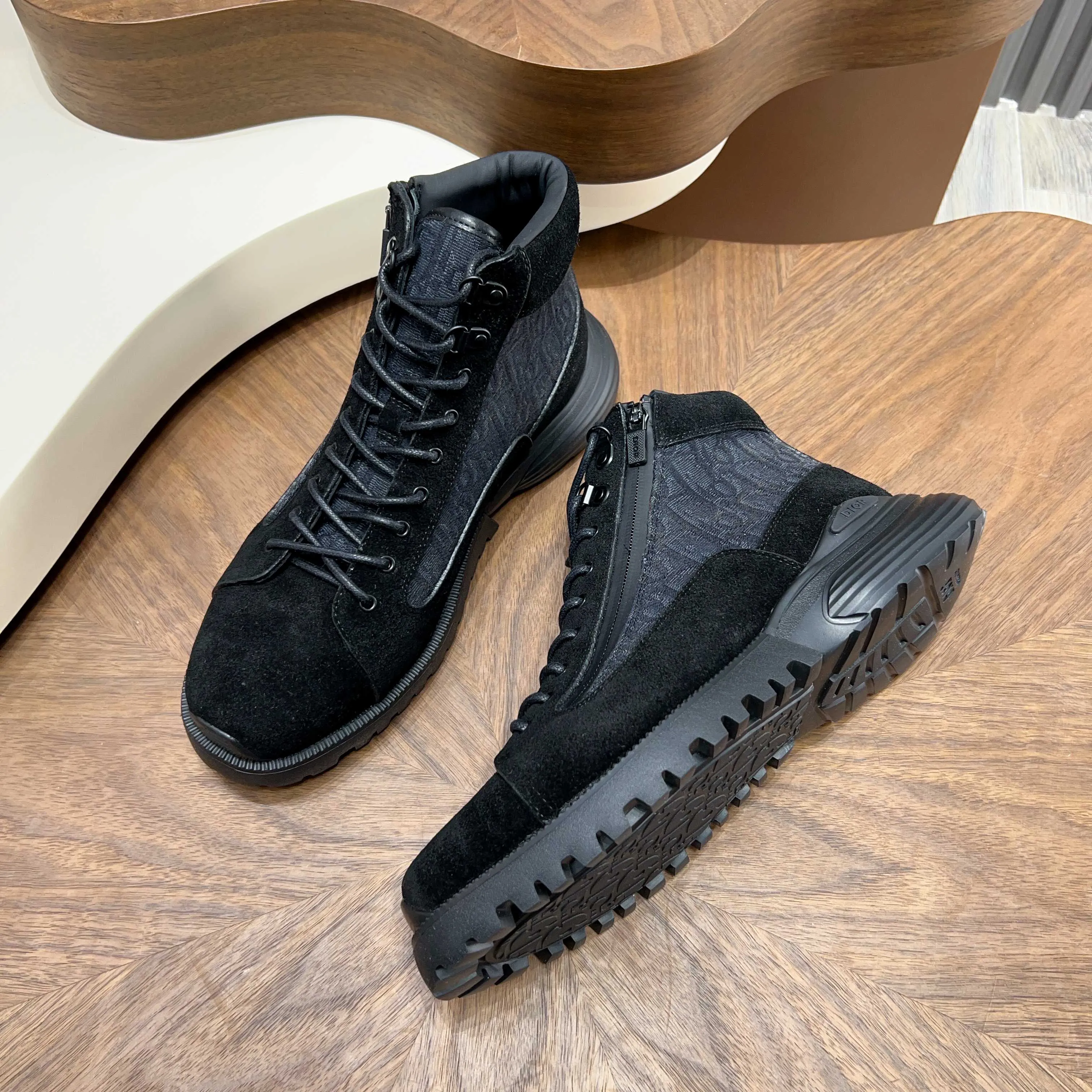 💰860 Dio* - Dior's autumn and winter luxury men's mid-top short boots, purely handmade, both inside and outside are imported first-layer cowhide, high-end quality and exquisite craftsmanship. Original TPU combination outsole. Wear a noble gentleman's taste. The best last type has been carefully debugged. 100% comfort. Size: 38-44 (38-45 can be customized)